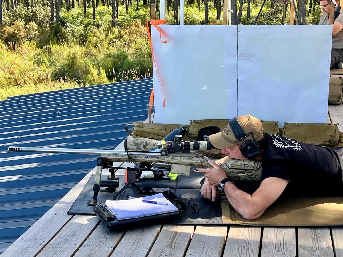 Tireur en position couchée avec carnet de tir